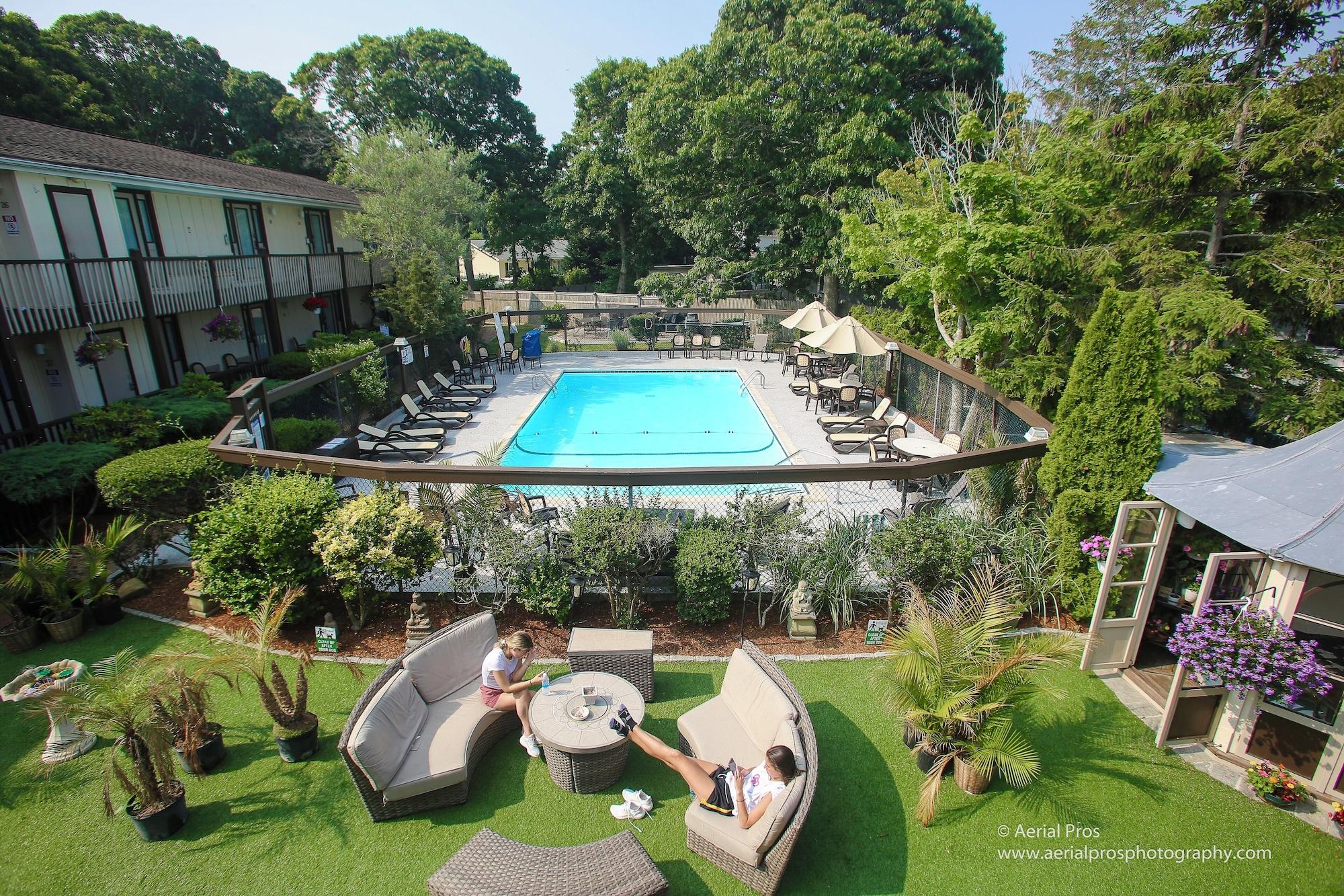 Kenny's Tipperary Inn - carbon neutral hotel in Montauk