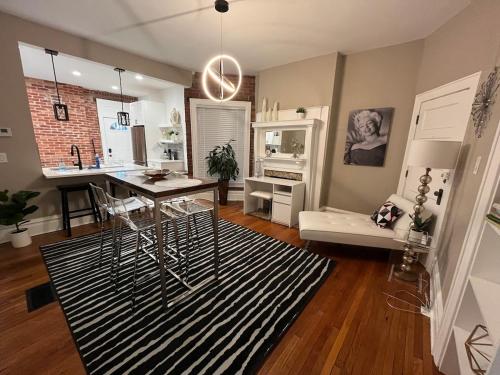 2 BR Totally Renovated and Chic — 4-Star Luxury Hotel in Columbus, United States