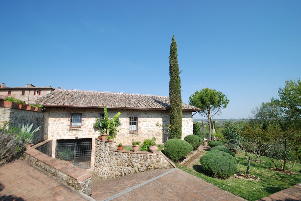 Casa vacanze San Giusto — 4-Star Luxury Hotel in Sovicille, Italy