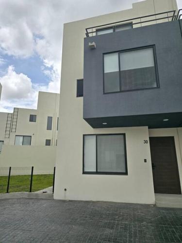 Residencia a 10 minutos del centro 2 hab alberca — hotel near Querétaro Intercontinental Airport