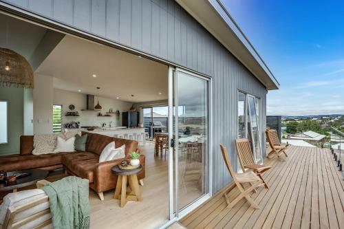 19 Carnegie Luxury Linen Included WiFi Walk to beach Town Views — hotel in Port Elliot