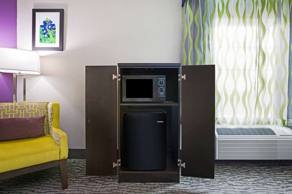La Quinta Inn & Suites by Wyndham Pearland Houston South - photo 24