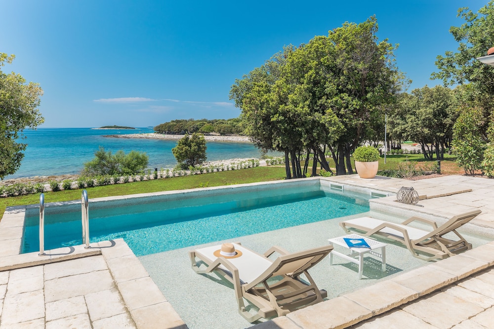 Luxury Beach Villas Porto Bus — 4-Star Luxury Hotel in Bale, Croatia