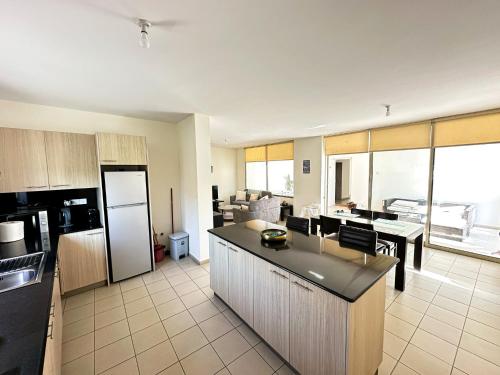 Modern City Center Apt with Pool