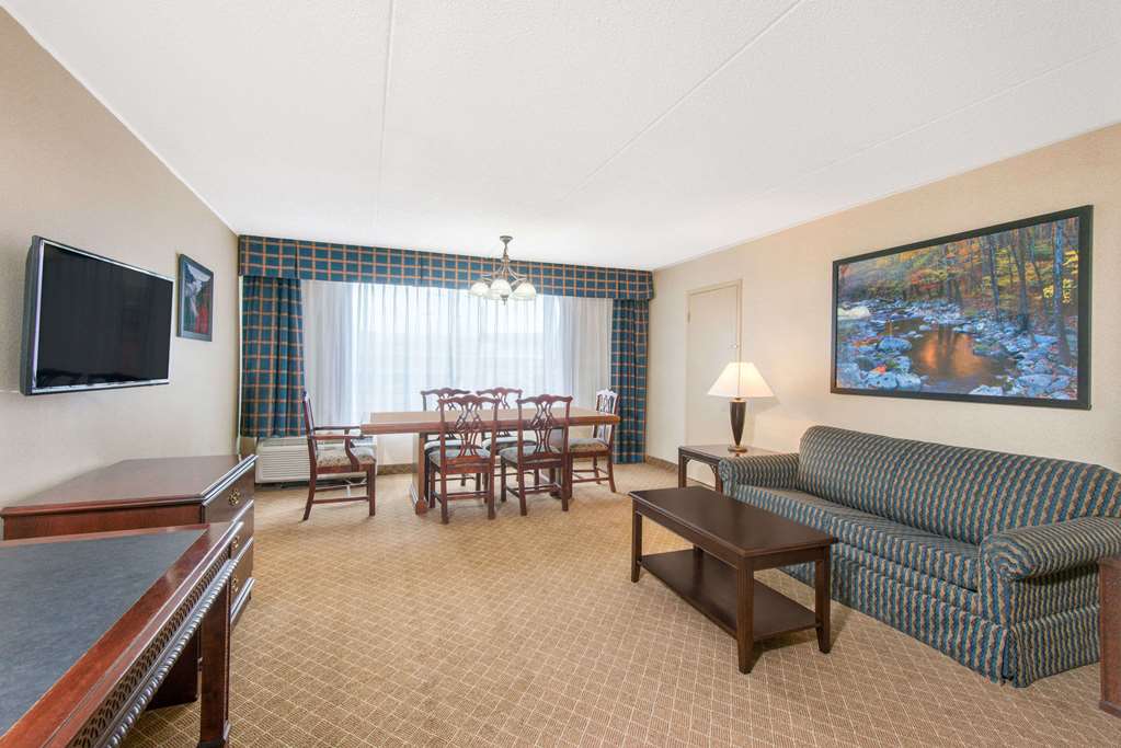 Ramada by Wyndham Cumberland Downtown - photo 33