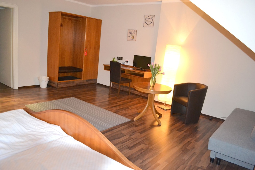 Sali Hotel Zum Dorfbrunnen — Bornheim — photo 5
