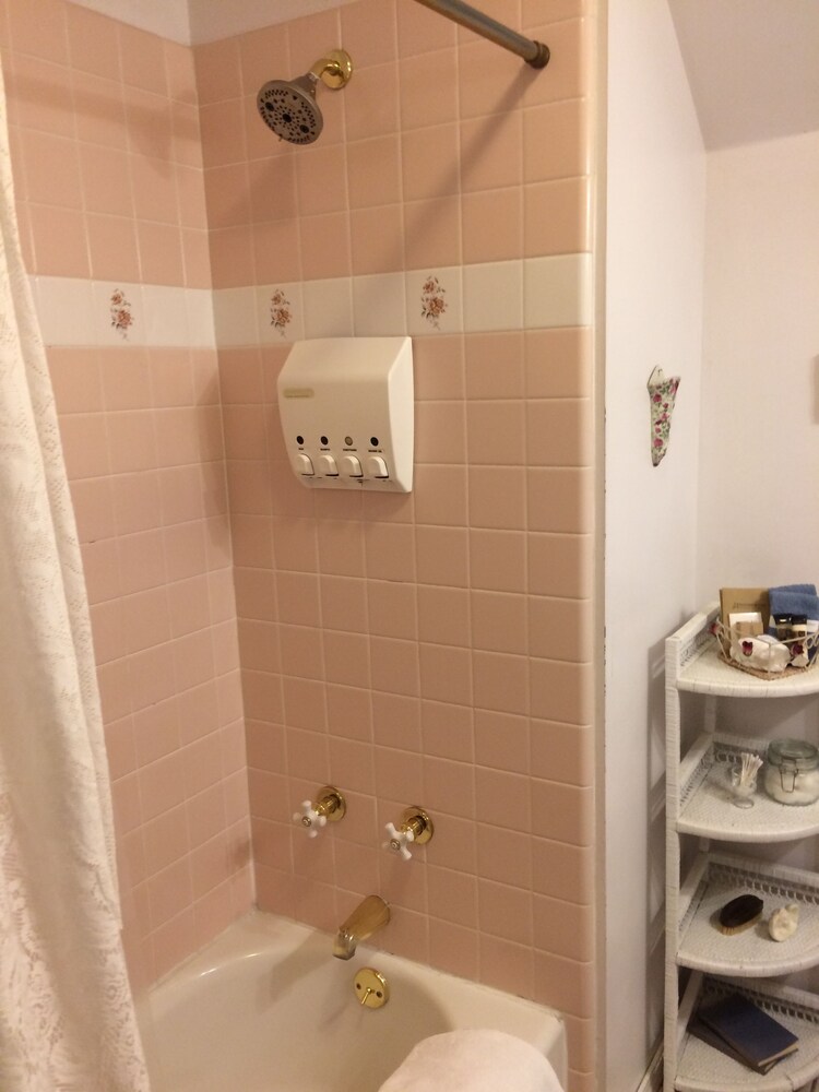 Barretta Gardens Inn - photo 24