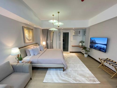 Minimalist and cozy place with balcony — 4-Star Luxury Hotel in Manila, Philippines