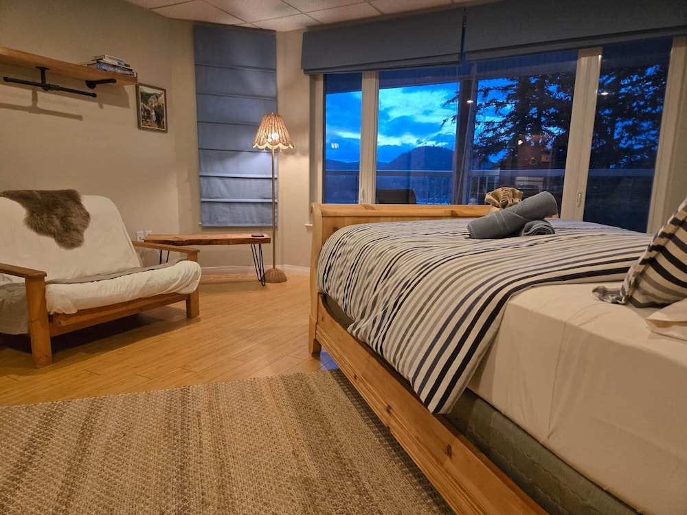 Madeira Park Oceanview Suites — 4-Star Luxury Hotel in Sechelt, Canada