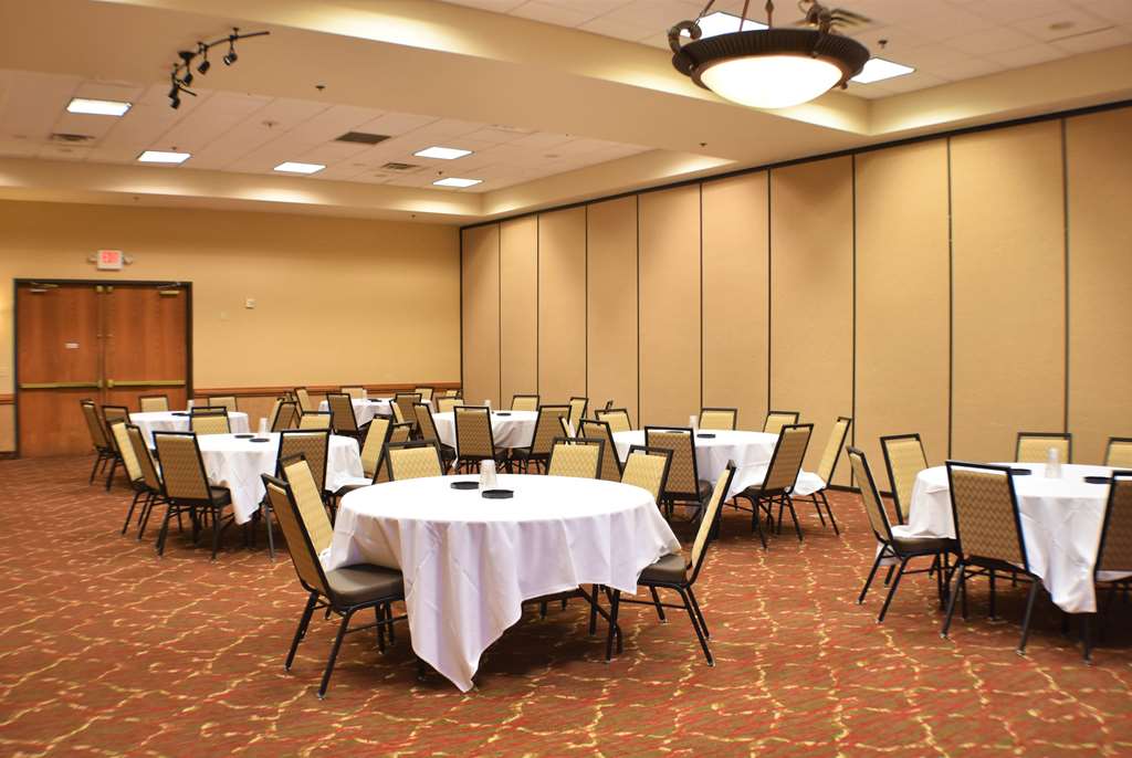 Ramada by Wyndham Sioux Falls Airport Waterpark & Event Ctr - photo 60