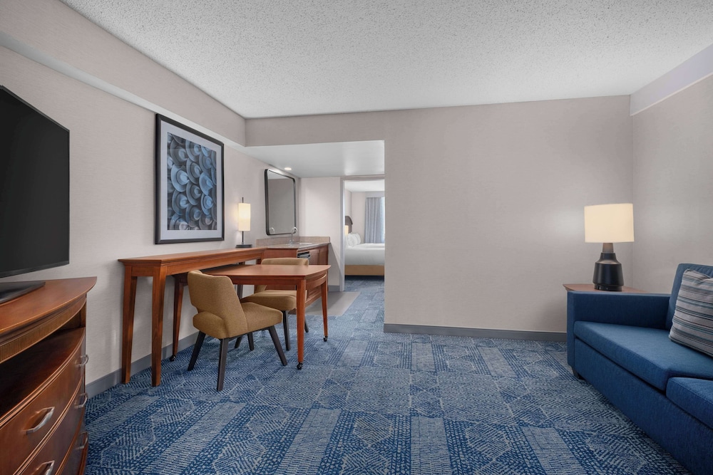 Embassy Suites by Hilton El Paso - photo 37
