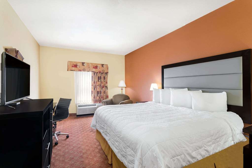 Baymont by Wyndham Fayetteville - photo 5