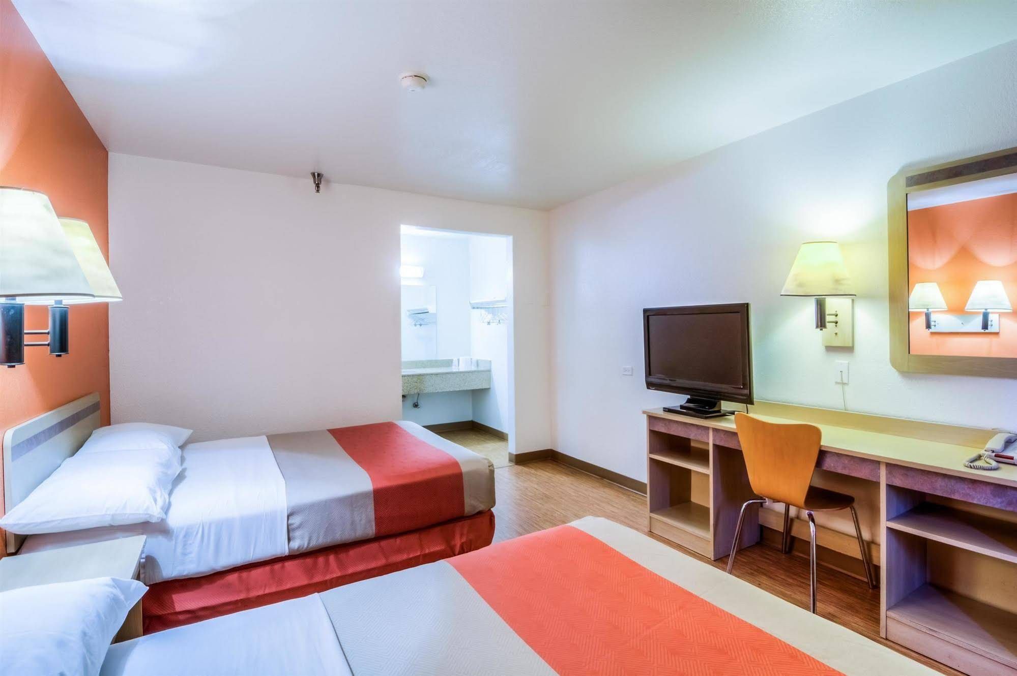 Motel 6 Chicago Elk Grove - photo 15