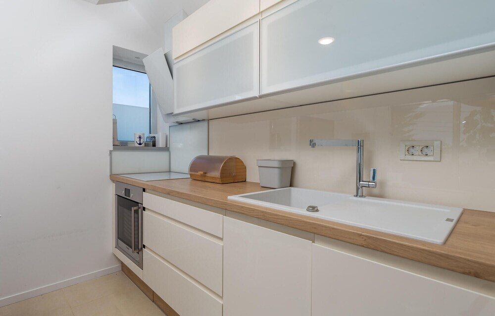 1 Bedroom Awesome Home In Rab — Rab — photo 5