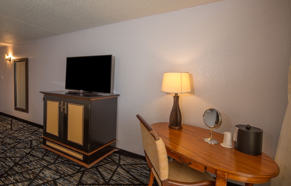 Historic Whispering Woods Hotel & Conference Center - photo 5