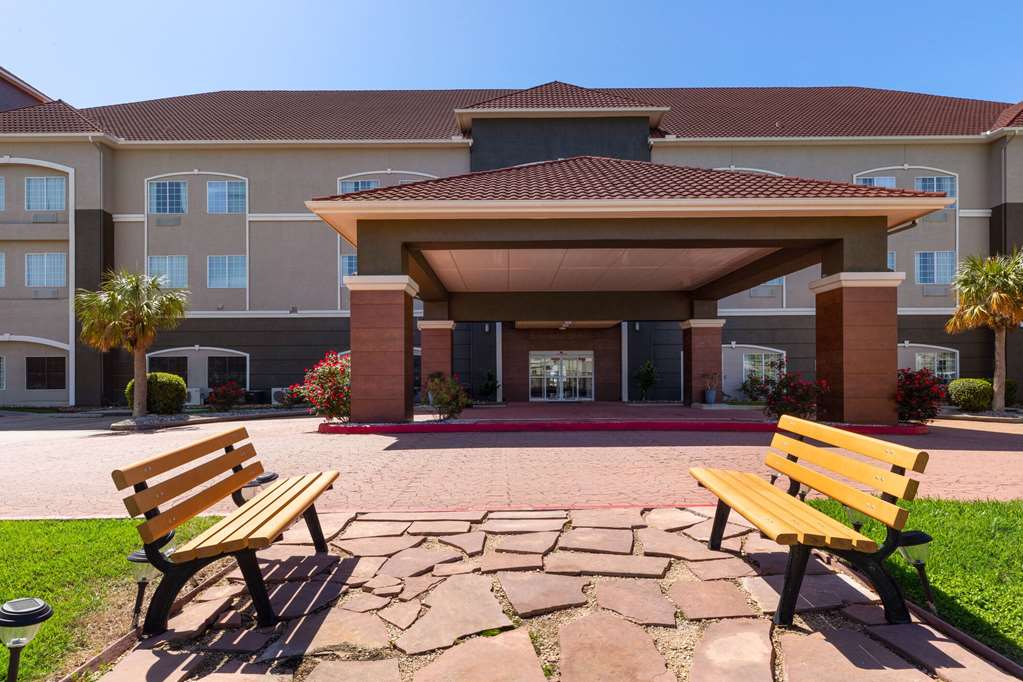 La Quinta Inn & Suites by Wyndham Deer Park - photo 37
