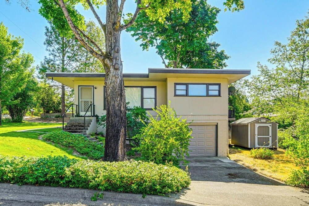 Grants Pass Getaway w Expansive Deck — hotel in Grants Pass