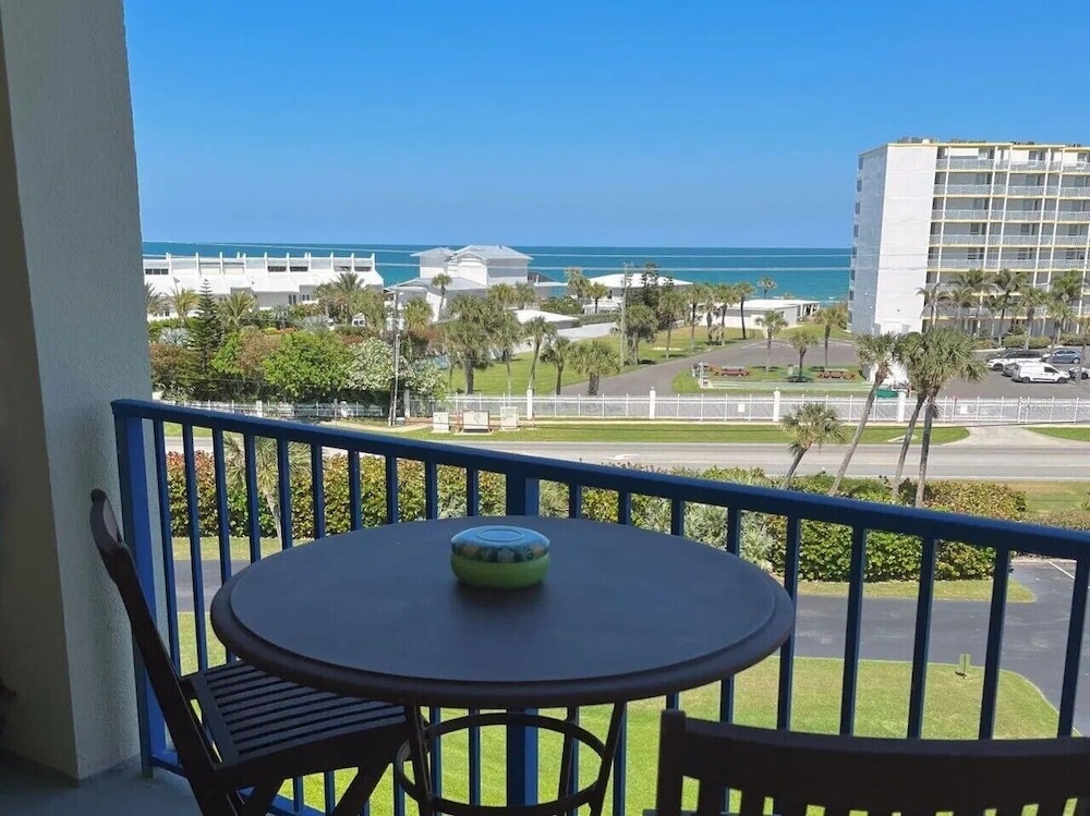 Stunning 32 Corner unit on the Atlantic. OW10 401 — 4-Star Luxury Hotel in New Smyrna Beach, United States