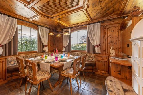 Chalet Mountain Plaza Apt Garden — 4-Star Luxury Hotel in Pinzolo, Italy