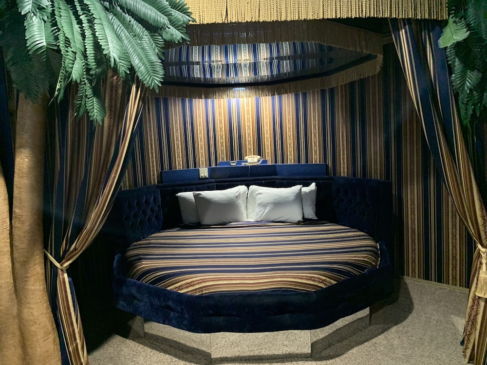 Designer Inn & Suites - photo 14