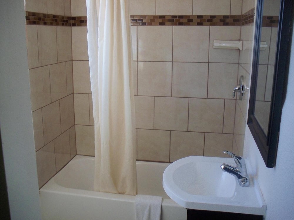 Deluxe Inn Of Roswell - photo 20