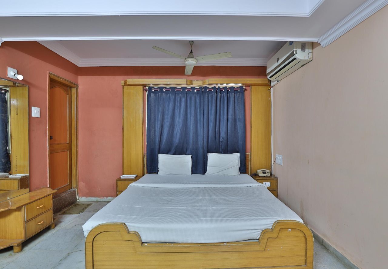Spot On 39880 Hotel Decent in Anand, India