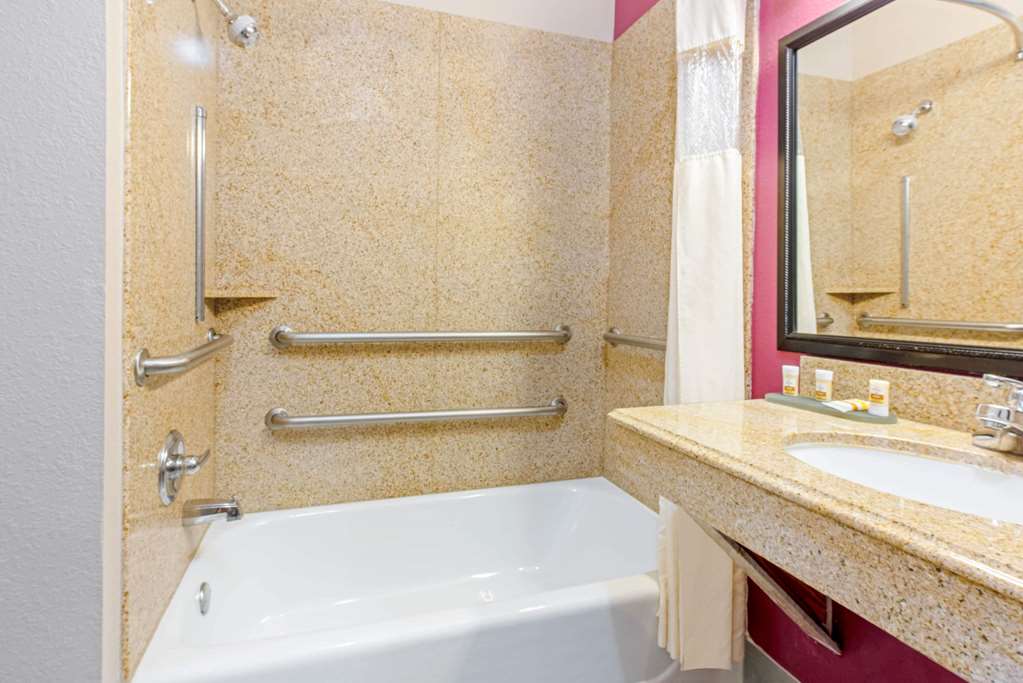 La Quinta Inn & Suites by Wyndham Winnie - photo 6