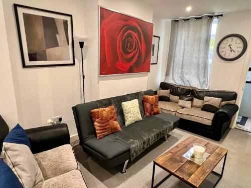 4 Bedroom Terrace house Near Town Center Wellingborough — 4-Star Luxury Hotel in Wellingborough, United Kingdom