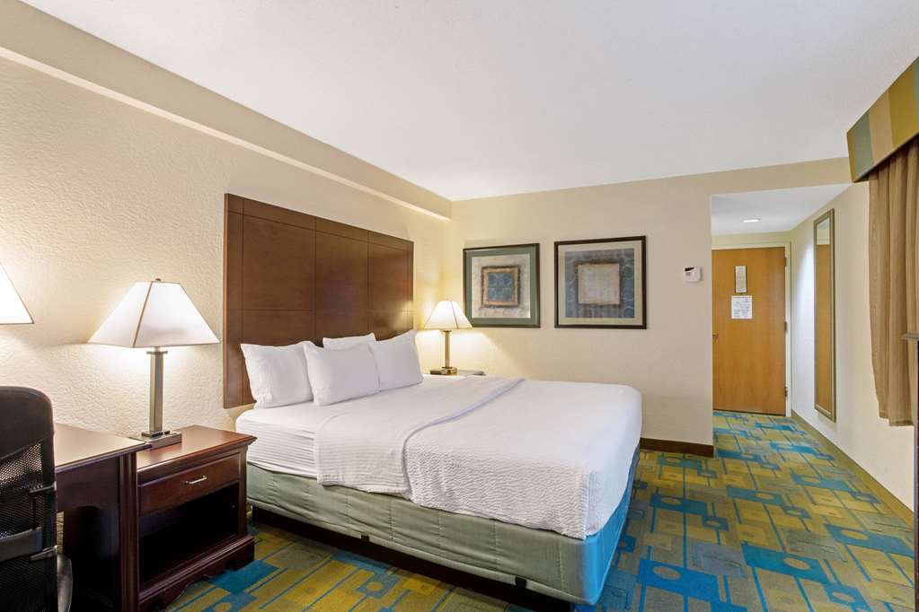 La Quinta Inn & Suites by Wyndham Boston Somerville - photo 28