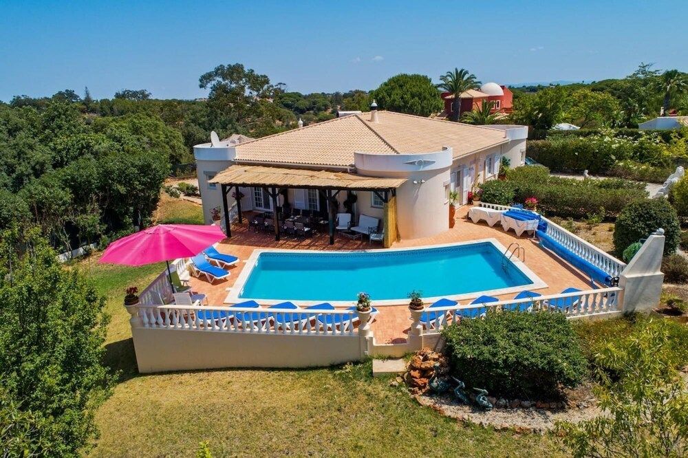 Cosy Carvoeiro Villa 5 Bedrooms Casa Solara Table Tennis Table — 4-Star Luxury Hotel in Porches, Portugal