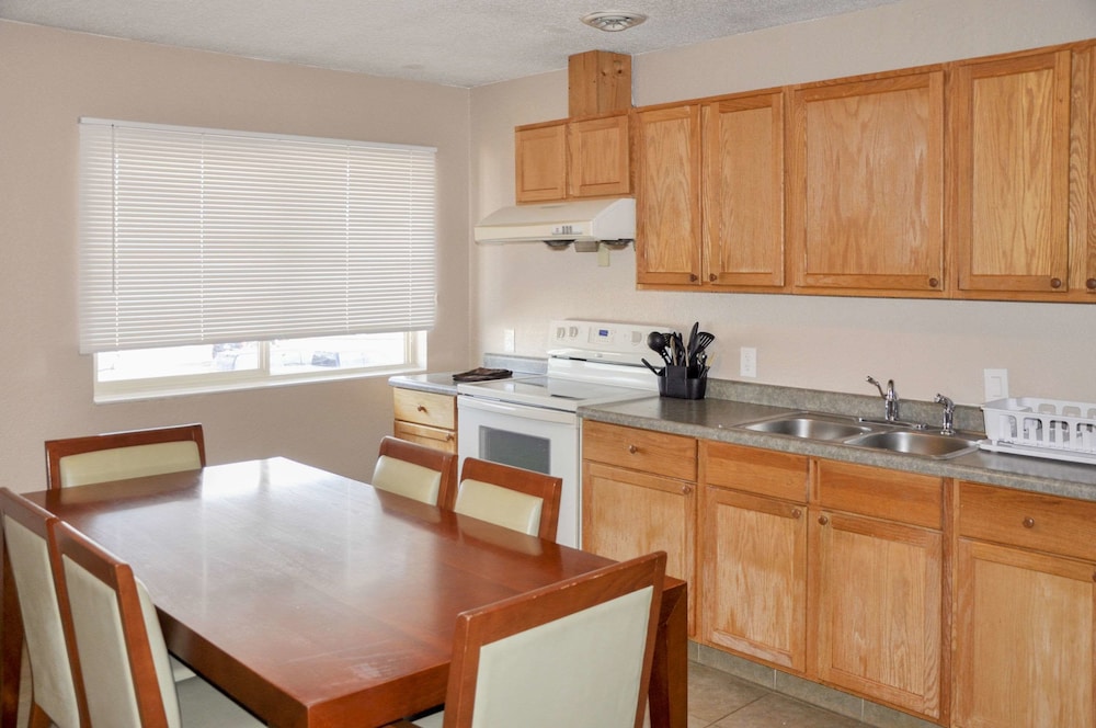 Bison Inn & Suites on University - photo 12