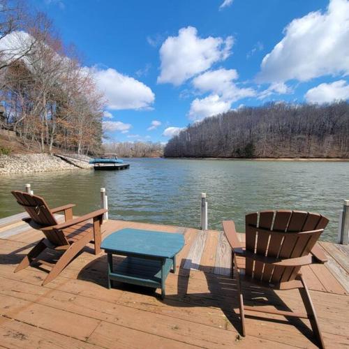 Lakeside Haven Dock Slip Fire Pit Game Room Kayaks — 4-Star Luxury Hotel in Winchester, United States