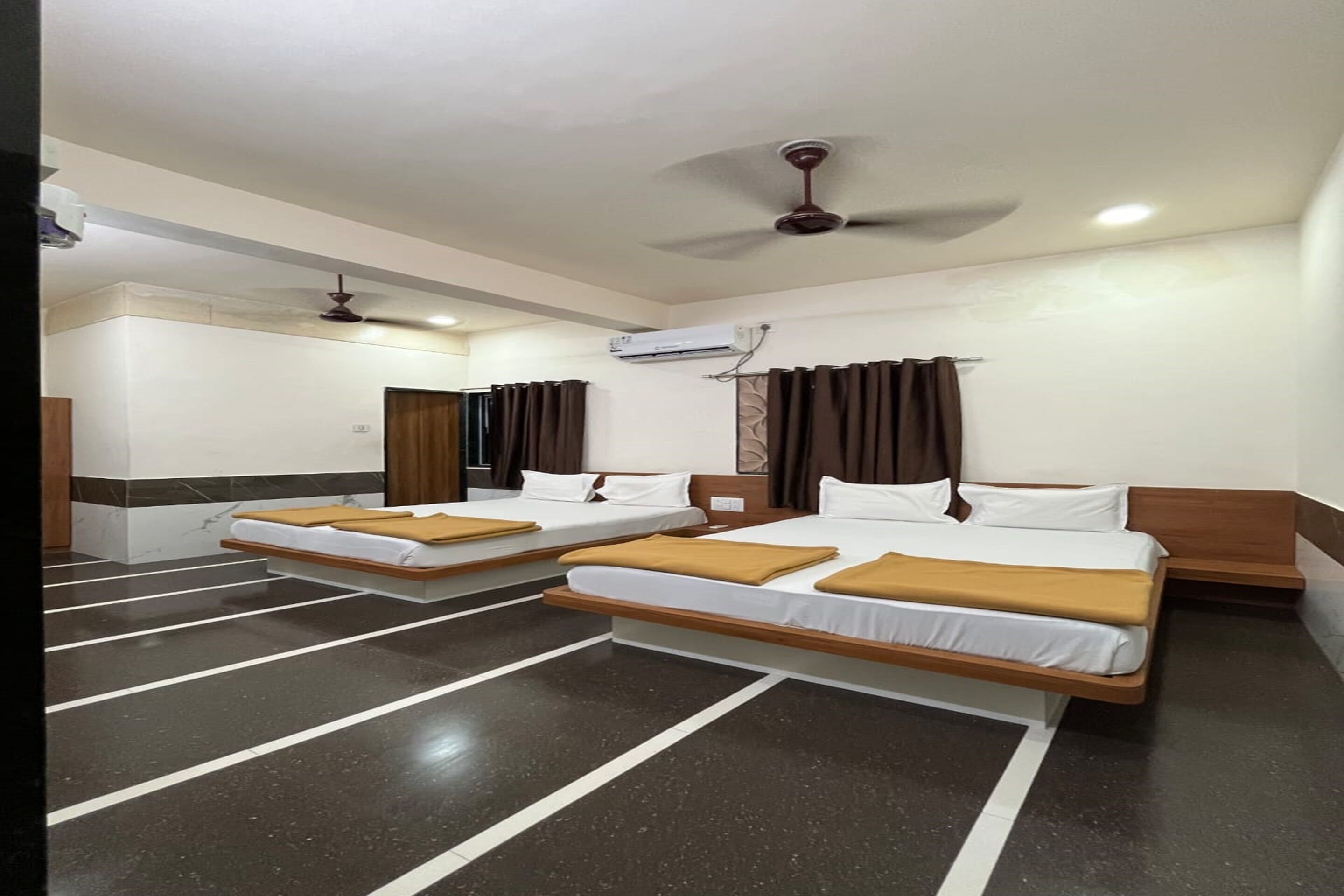 Mahalaxmi Hotel - last minute hotel in Dwarka