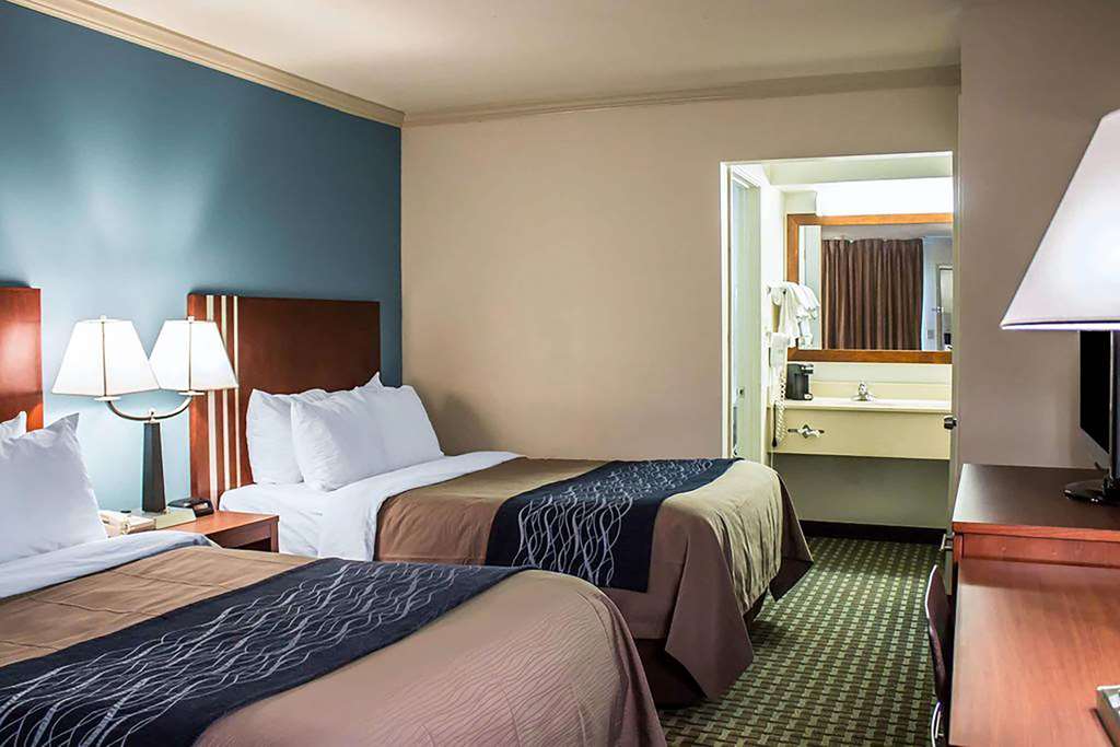 Days Inn by Wyndham Austintown - photo 14