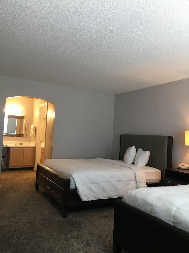 Ambassador Inn And Suites - photo 4