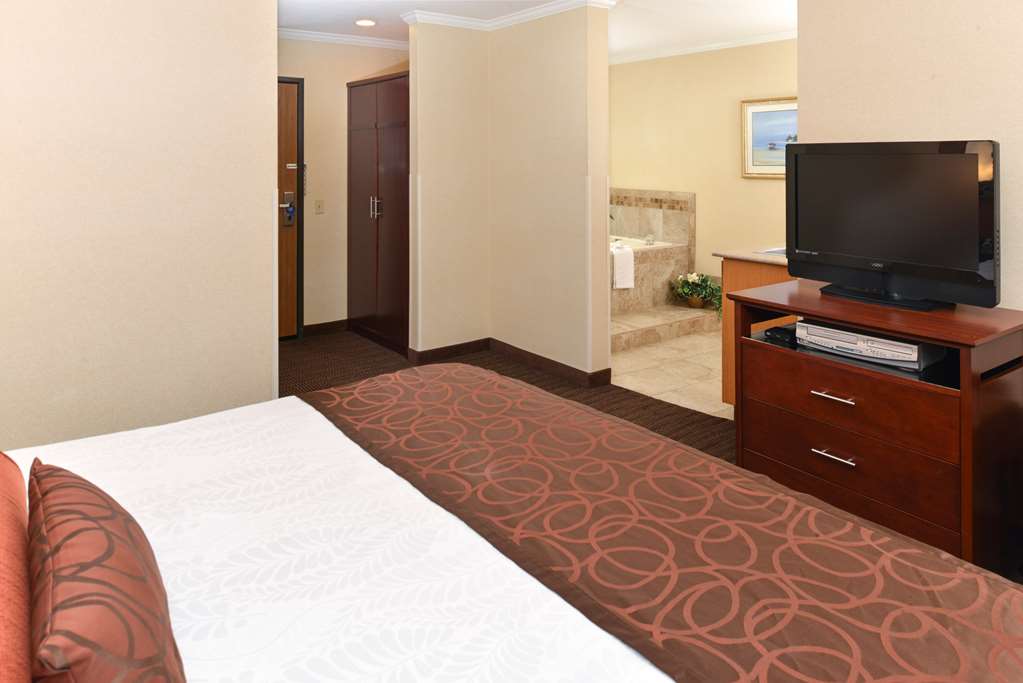 Best Western Plus Landmark Inn - photo 32