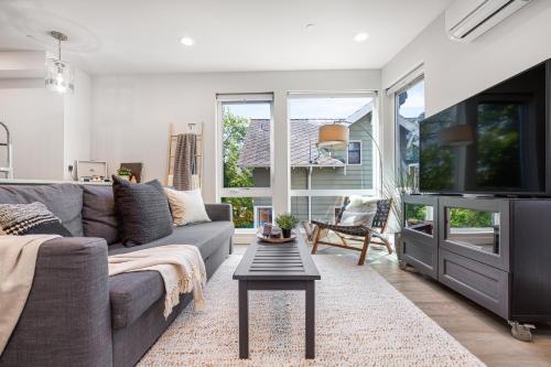 Rooftop Patio with Waterview Private Garden & Grill 3BR 3BA Modern Cityscape - photo 28