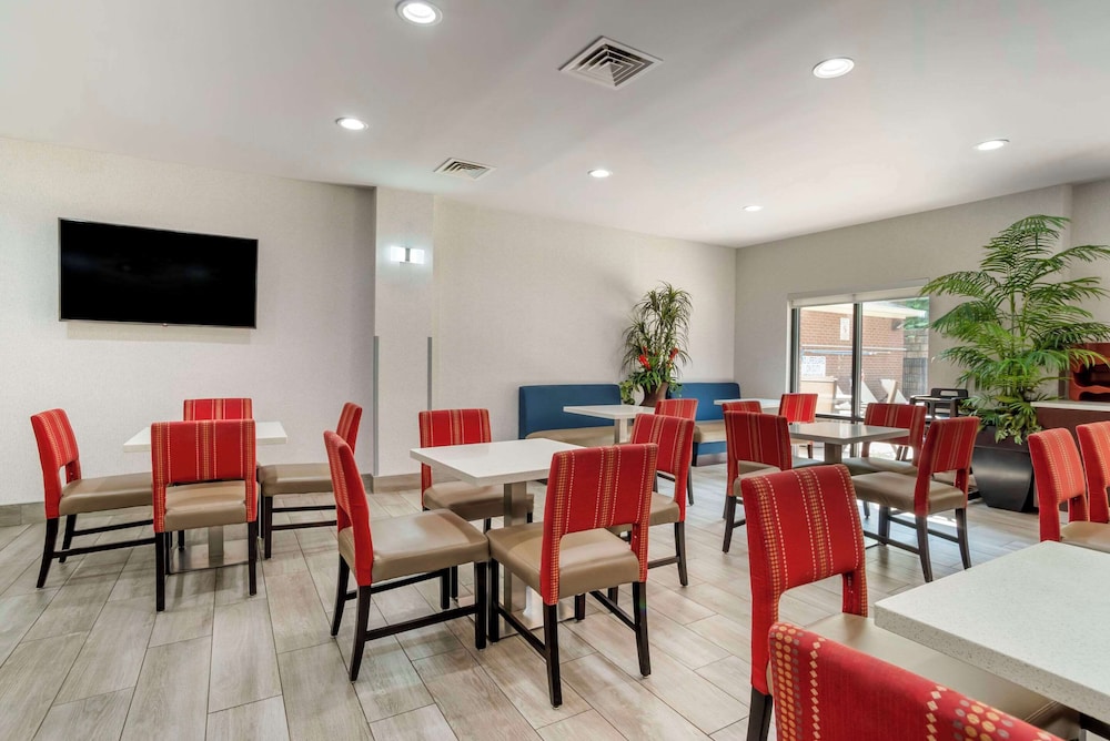 Comfort Suites At WestGate Mall - photo 32
