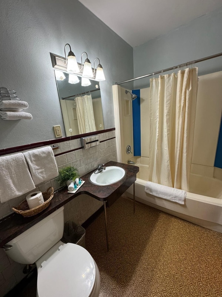 Hillcrest Motel - photo 21