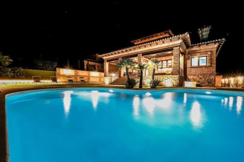 Luxe Experience Toledo Pool Bbq Billar — Layos