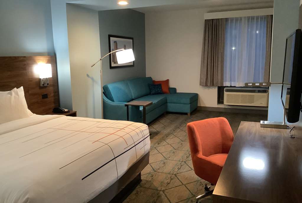 La Quinta Inn & Suites by Wyndham Littleton Red Rocks - photo 17