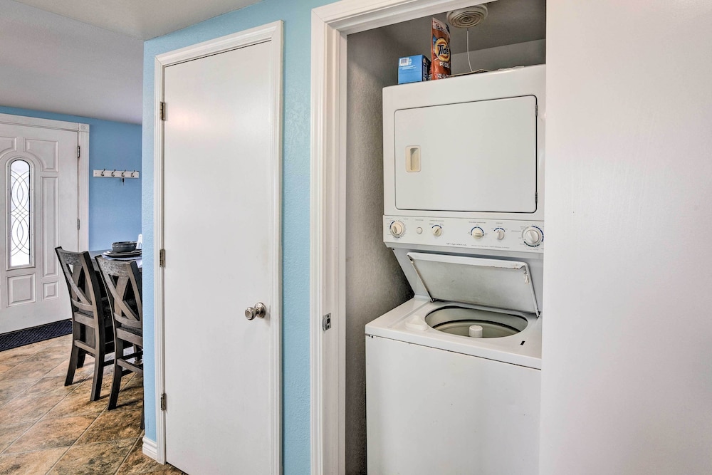 1 Block To Surfside Beach Home with Deck — 4-Star Luxury Hotel in Freeport, United States