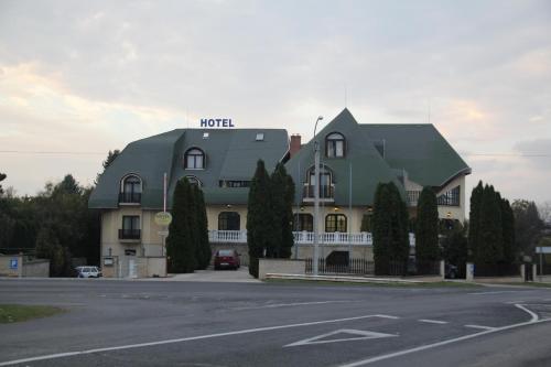 Hotel Holdfény — hotel in Kapolnasnyek