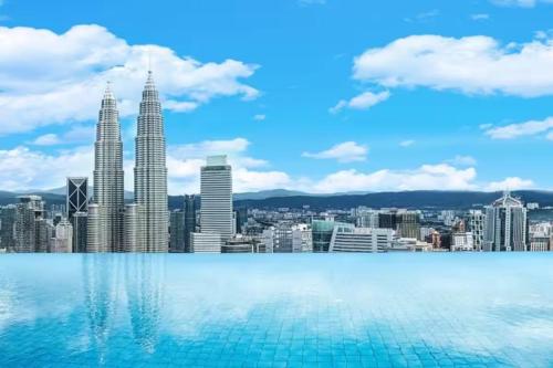INFINITUM suites KLCC infinity pool 360 view — 4-Star Luxury Hotel in Kuala Lumpur, Malaysia