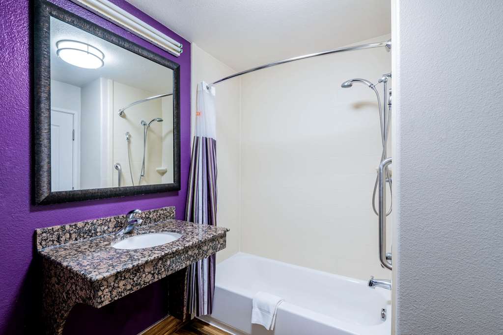 La Quinta Inn & Suites by Wyndham DFW Airport West Bedford - photo 21