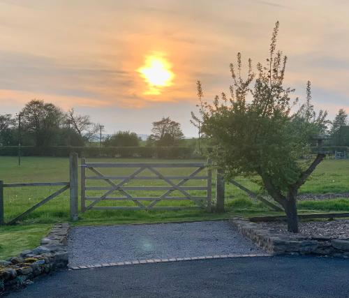 Sunset View one bedroom luxury cottage in an idyllic setting — 4-Star Luxury Hotel in Ingleton, United Kingdom