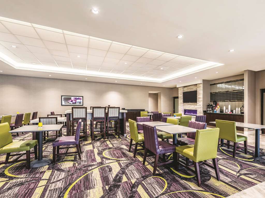 La Quinta Inn & Suites by Wyndham Cincinnati Sharonville - photo 49