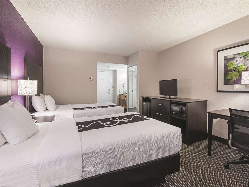La Quinta Inn & Suites by Wyndham Plantation at SW 6th St - photo 18