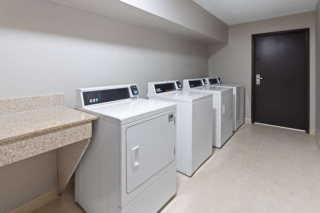 La Quinta Inn & Suites by Wyndham Memphis I 240 - photo 37