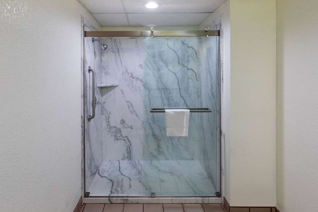Super 8 by Wyndham Seguin - photo 25
